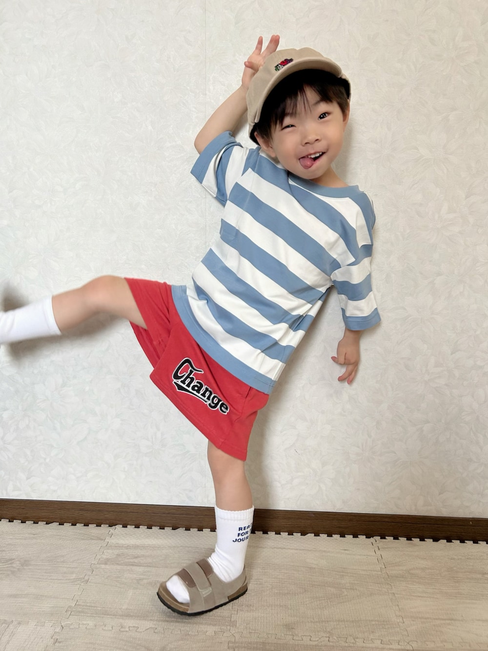 ブルー系のTシャツ/カットソー、レッド系のその他パンツ、ベージュ系のサンダルを着用したキッズの春コーディネートの3枚目の写真