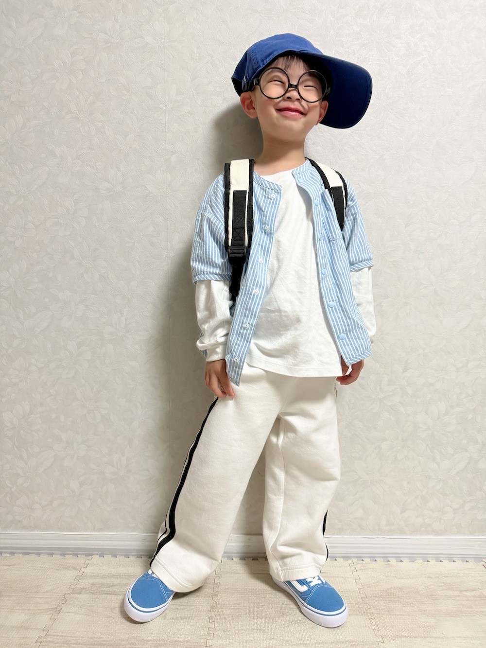 ホワイト系のTシャツ/カットソー、その他のシャツ/ブラウス、ホワイト系のバックパック/リュックを着用したキッズの春コーディネートの2枚目の写真