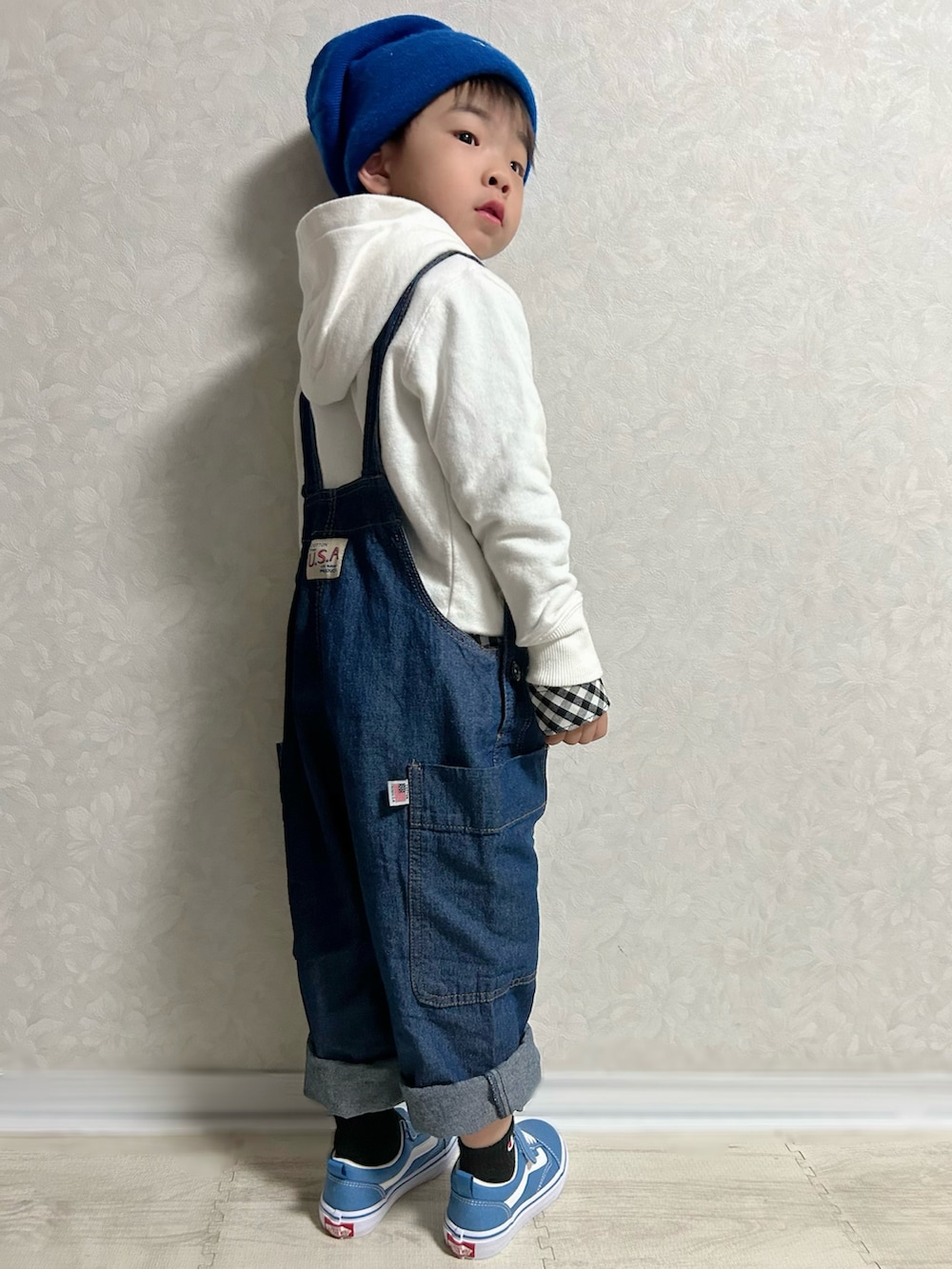 ブラック系のシャツ/ブラウス、ホワイト系のパーカー、ブルー系のサロペット/オーバーオールを着用したキッズの秋コーディネートの5枚目の写真