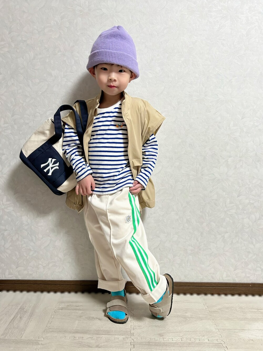 ブルー系のTシャツ/カットソー、ベージュ系のベスト、ホワイト系のその他パンツを着用したキッズの春コーディネートの3枚目の写真