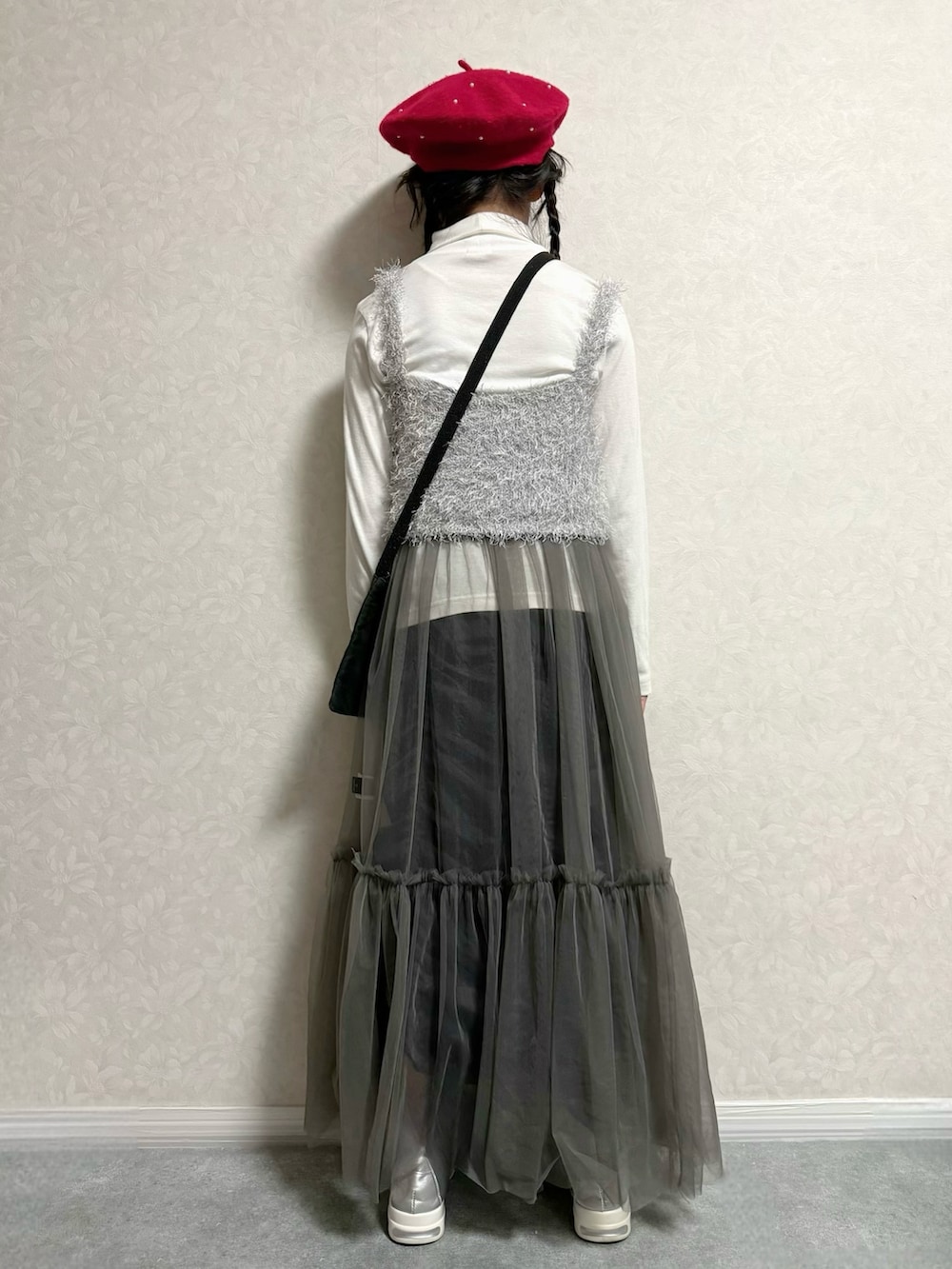 ホワイト系のTシャツ/カットソー、ブラック系のスカート、ブラック系のショルダーバッグを着用したキッズの秋コーディネートの3枚目の写真