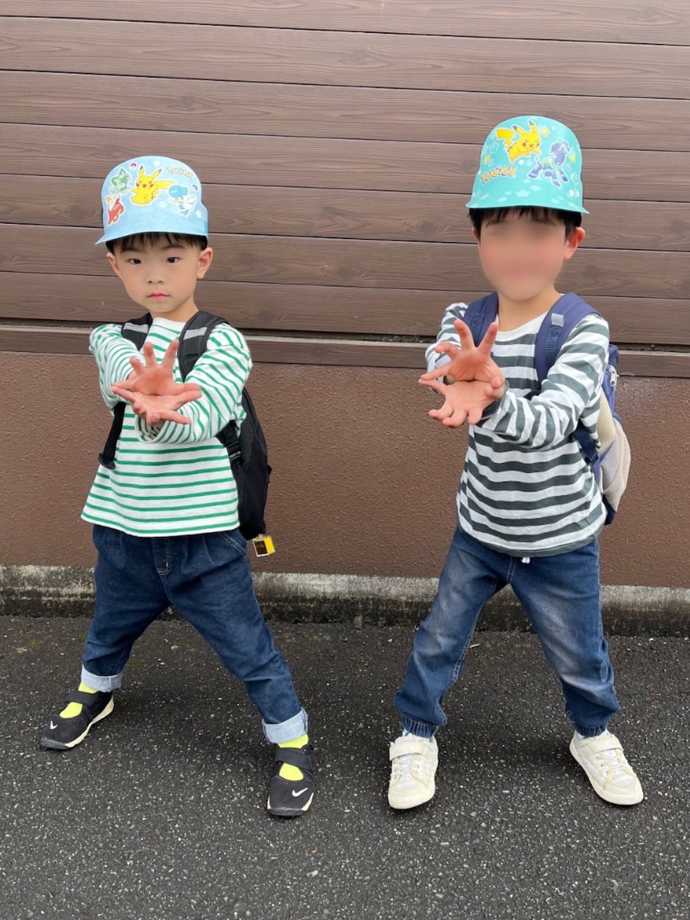 「春めき満開コーデ、春コーデ、お花見コーデ、花柄、サロペット、デニム、キャップ、スニーカー、韓国子供服、リンクコーデ、花柄トップス、お出かけコーデ、休日スタイル、親子コーデ、ボーダー」｜「SILSILの韓国子供服セレクトショップSILSILさんで購入。KIDDLY/♡刺繍キャップ🧢 khaki  52cm〜大人サイズ💡（キャップ、グリーン系）」を使った、lenlen23さん（キッズ・100cm）の春コーディネートの4枚目の写真