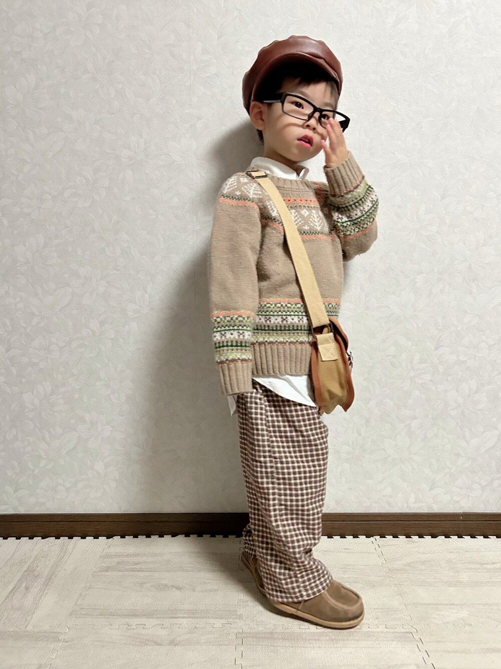 ホワイト系のシャツ/ブラウス、ベージュ系のニット/セーター、ブラウン系のショルダーバッグを着用したキッズの秋コーディネートの5枚目の写真