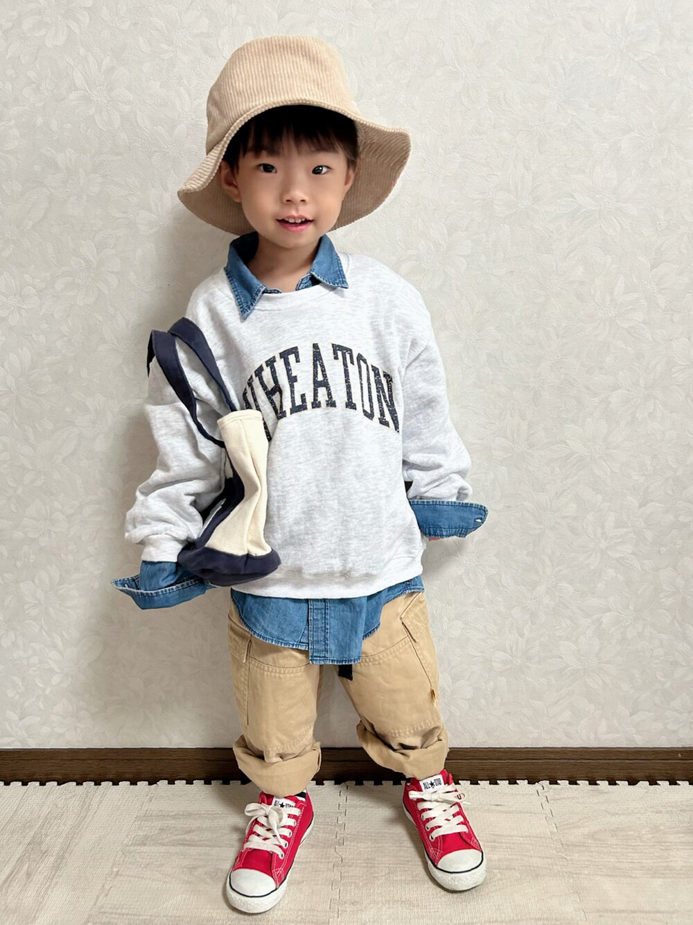 グレー系のスウェット、ブルー系のシャツ/ブラウス、ホワイト系のショルダーバッグを着用したキッズの秋コーディネートの5枚目の写真