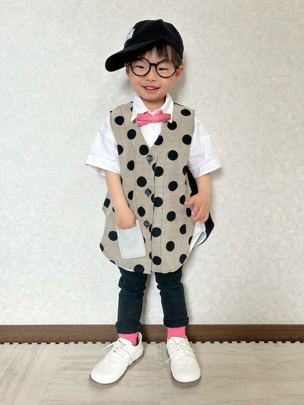 ホワイト系のシャツ/ブラウス、ベージュ系のベスト、レッド系の蝶ネクタイを着用したキッズの春コーディネートの4枚目の写真