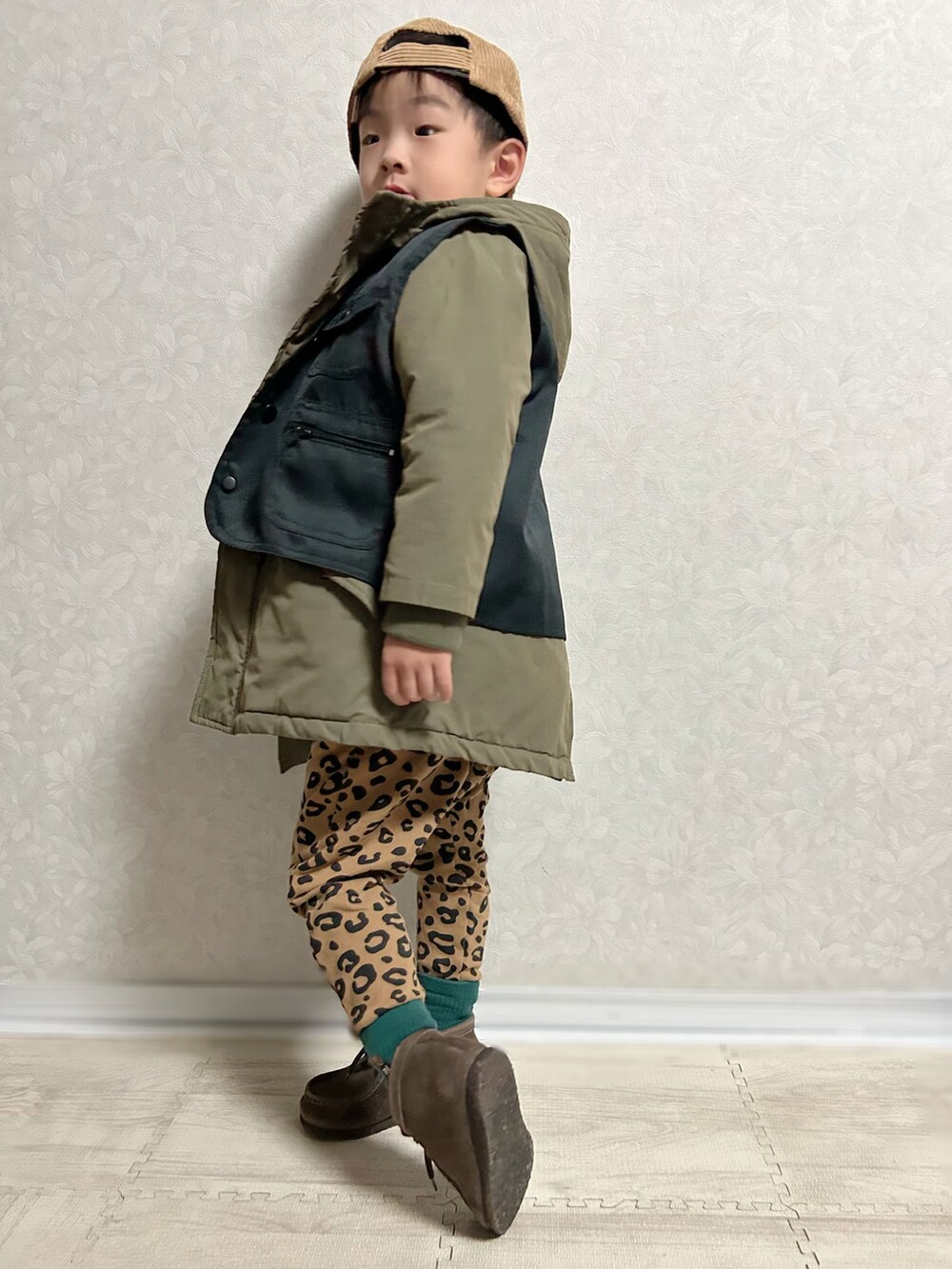 ホワイト系のシャツ/ブラウス、グリーン系のモッズコート、ブラック系のベストを着用したキッズの秋コーディネートの4枚目の写真