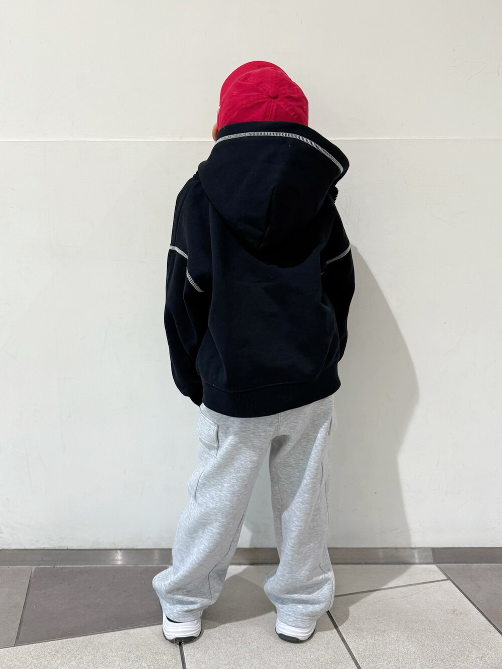 ブラック系のサンダル、ホワイト系のTシャツ/カットソー、ブラック系のパーカーを着用したキッズの秋コーディネートの4枚目の写真