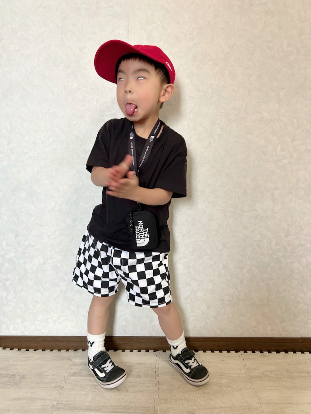 その他のTシャツ/カットソー、ブラック系のその他パンツ、ブラック系のスニーカーを着用したキッズの春コーディネートの3枚目の写真