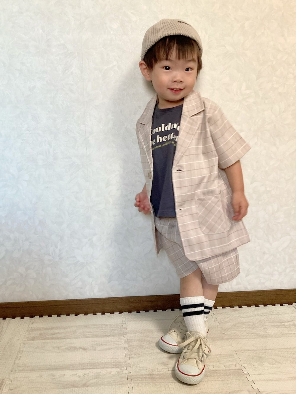 グレー系のTシャツ/カットソー、ベージュ系のセットアップ、ホワイト系のスニーカーを着用したキッズの夏コーディネートの4枚目の写真