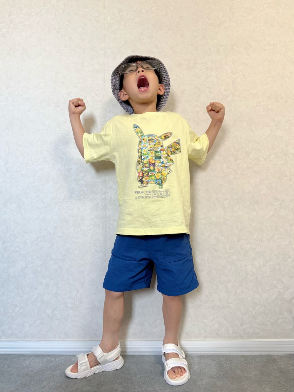 イエロー系のTシャツ/カットソー、ブラック系のパンツ、グレー系のパンツを着用したキッズの夏コーディネートの4枚目の写真