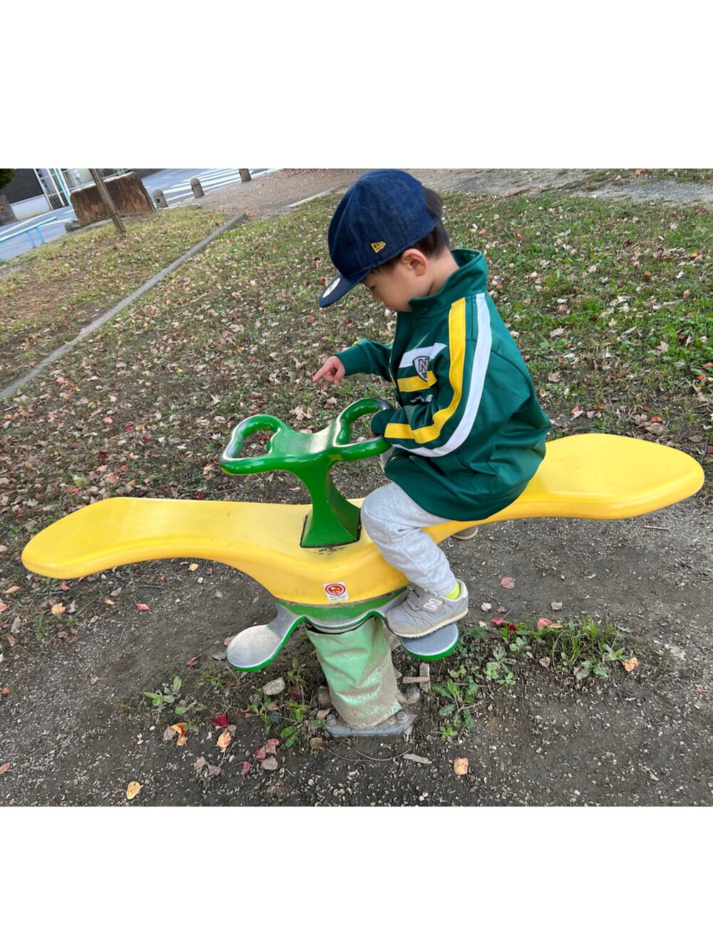 ホワイト系のスウェット、グリーン系のジャージ、グレー系のスウェットパンツを着用したキッズの秋コーディネートの5枚目の写真