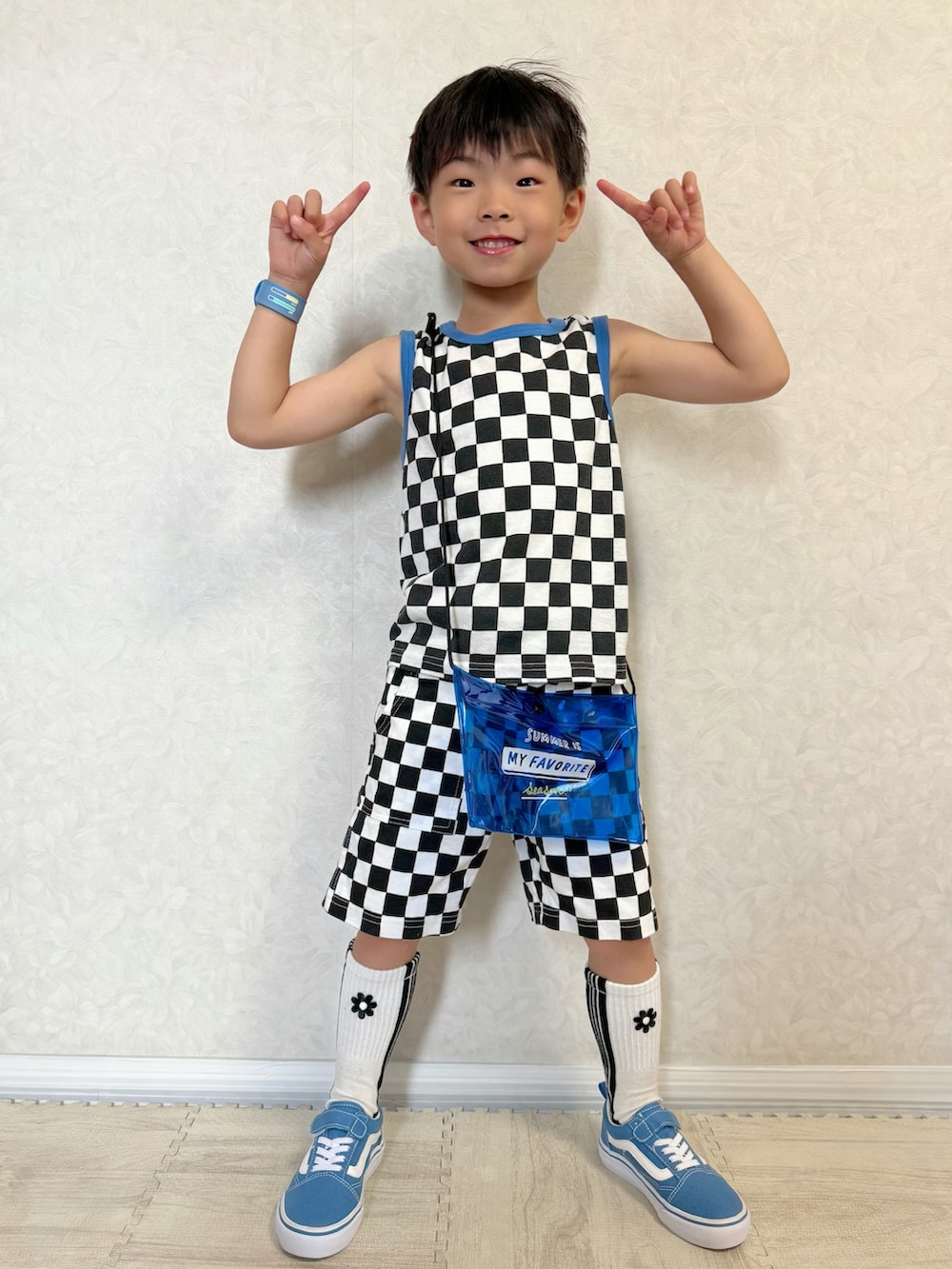 その他のその他パンツ、ブルー系のスニーカー、ブラック系のタンクトップを着用したキッズの夏コーディネートの4枚目の写真