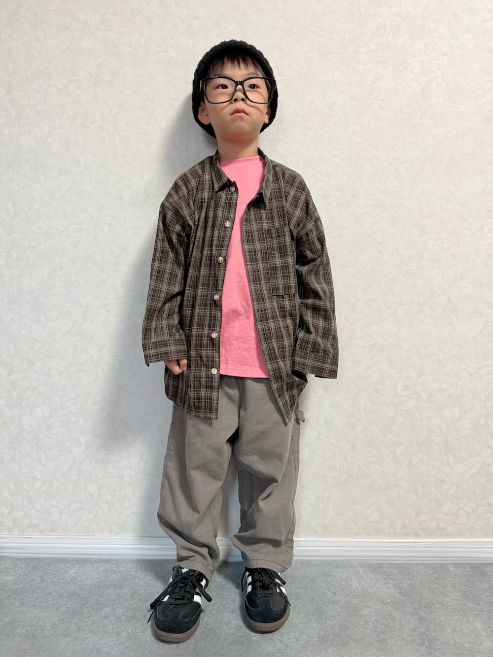 ピンク系のTシャツ/カットソー、グレー系のカーゴパンツ、ブラック系のスニーカーを着用したキッズの秋コーディネートの3枚目の写真