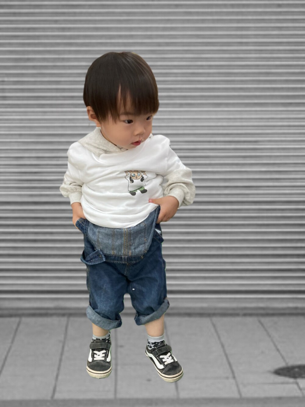 ホワイト系のパーカー、ホワイト系のTシャツ/カットソー、ブルー系のサロペット/オーバーオールを着用したキッズの秋コーディネートの3枚目の写真