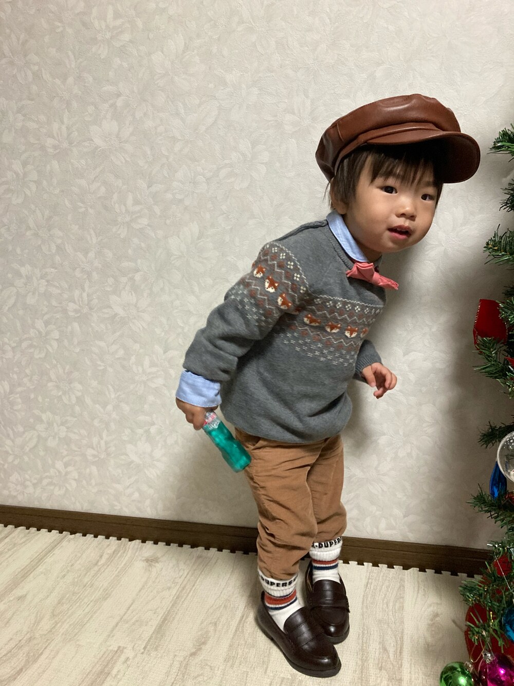 「ノルディック柄、ニット、キャスケット、ローファー、コーデュロイパンツ、蝶ネクタイ、シャツスタイル、レイヤードスタイル、きれいめカジュアル、クリスマスに着たい服、STOP 誹謗中傷、WEARは皆の拠り所、ネクタイコーデフェス告知、ネクタイコーデフェス、マイベストコーデ2021」｜「西松屋のアイテム（ハンチング/ベレー帽、ブラウン系）」を使った、lenlen23さん（キッズ・80cm）の冬コーディネートの2枚目の写真