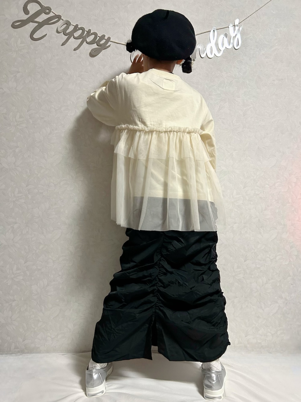 ホワイト系のTシャツ/カットソー、ブラック系のスカート、シルバー系のスリッポンを着用したキッズの秋コーディネートの3枚目の写真