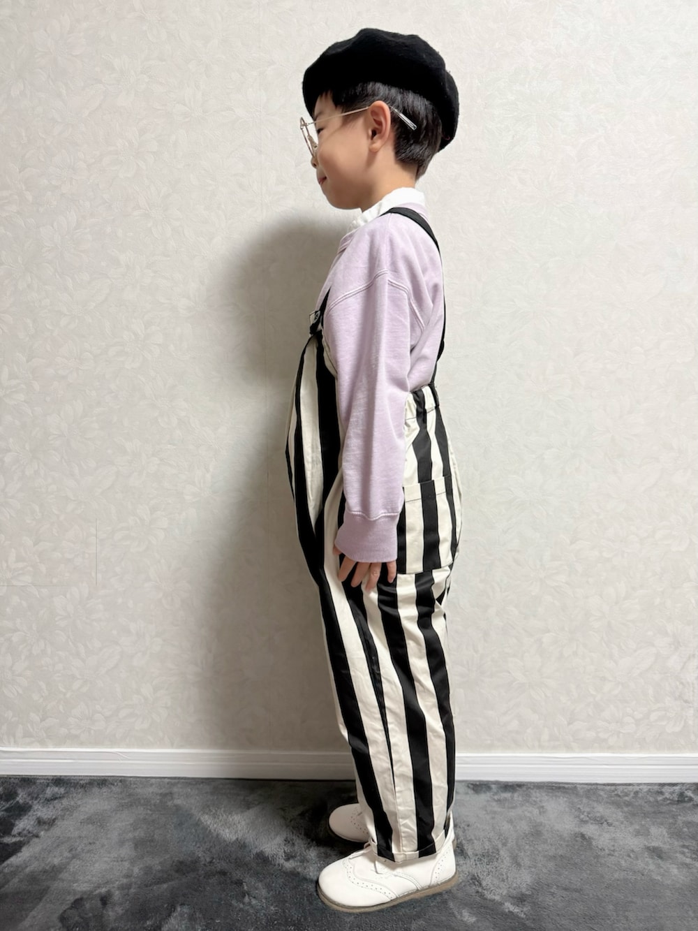 パープル系のスウェット、ブラック系のサロペット/オーバーオール、ホワイト系のシャツ/ブラウスを着用したキッズの冬コーディネートの3枚目の写真