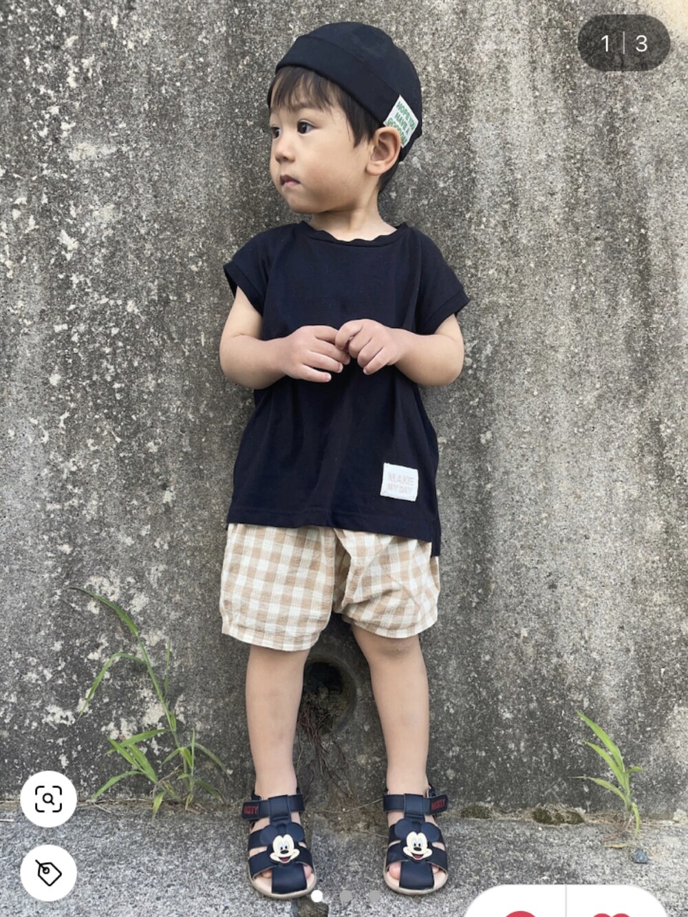 その他のTシャツ/カットソー、グレー系のその他パンツ、ブラック系のサンダルを着用したキッズの秋コーディネートの3枚目の写真