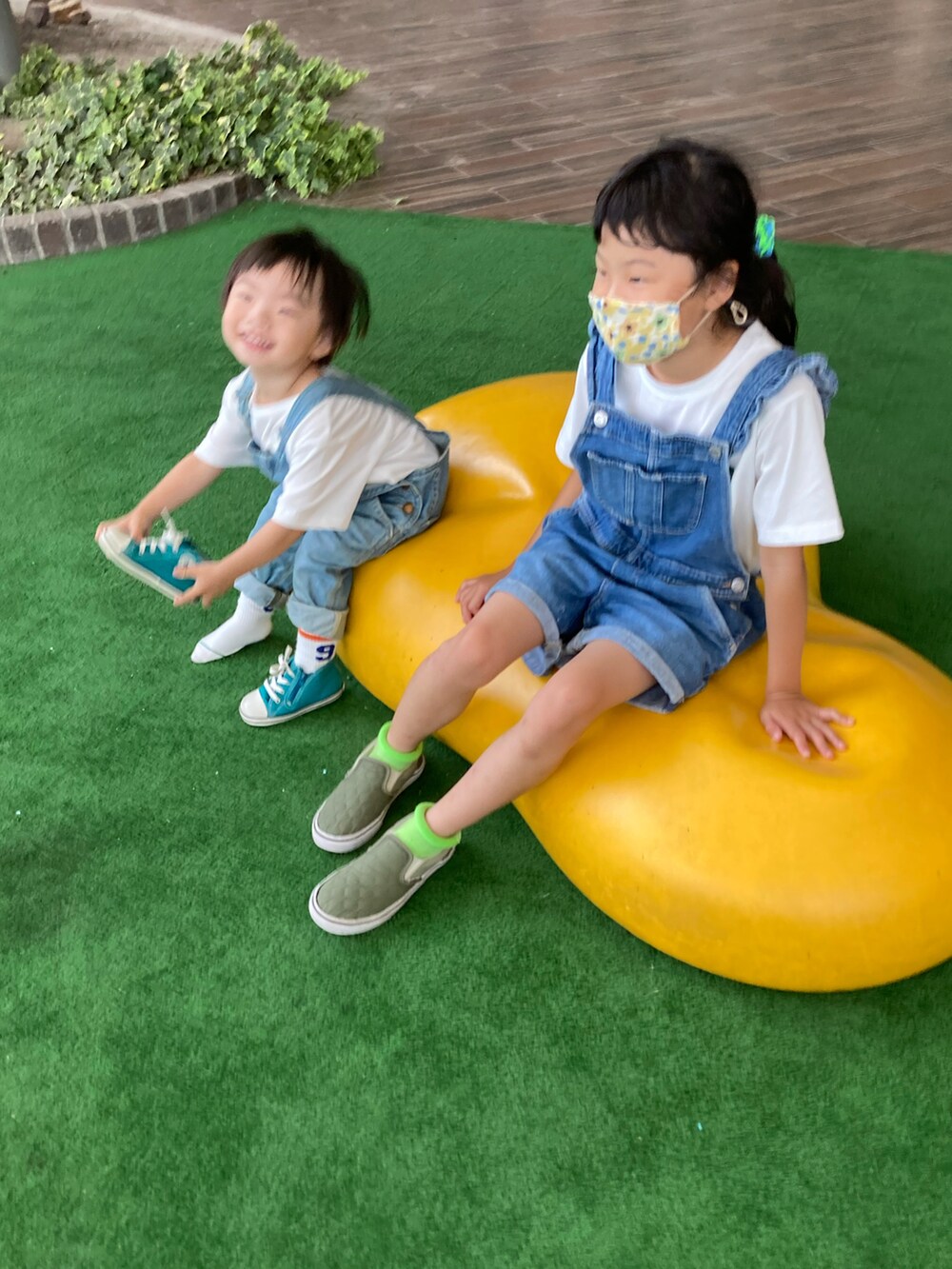 ホワイト系のTシャツ/カットソー、ブルー系のサロペット/オーバーオール、グリーン系のスニーカーを着用したキッズの夏コーディネートの2枚目の写真