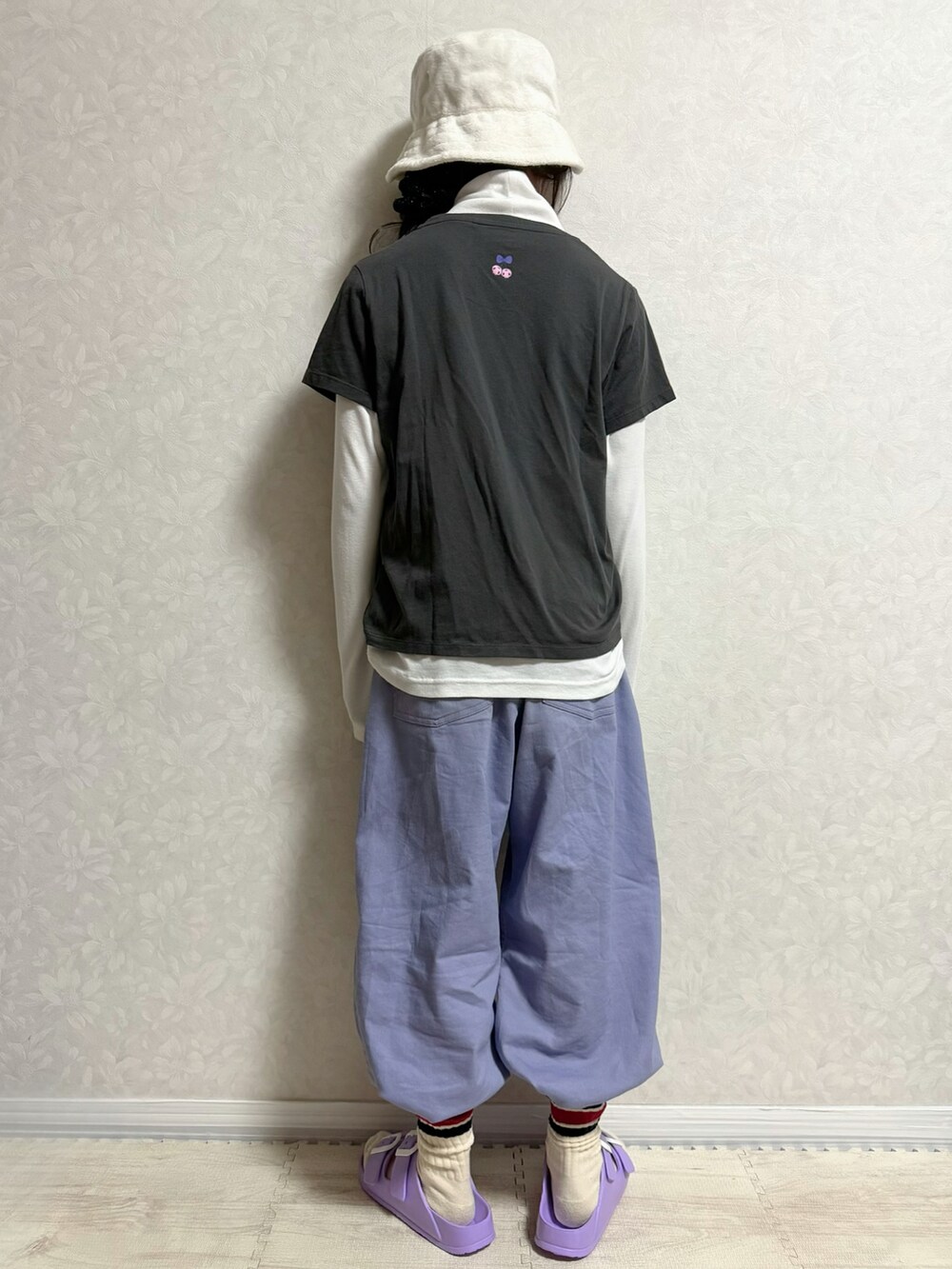 ホワイト系のTシャツ/カットソー、グレー系のTシャツ/カットソー、パープル系のチノパンツを着用したキッズの春コーディネートの4枚目の写真