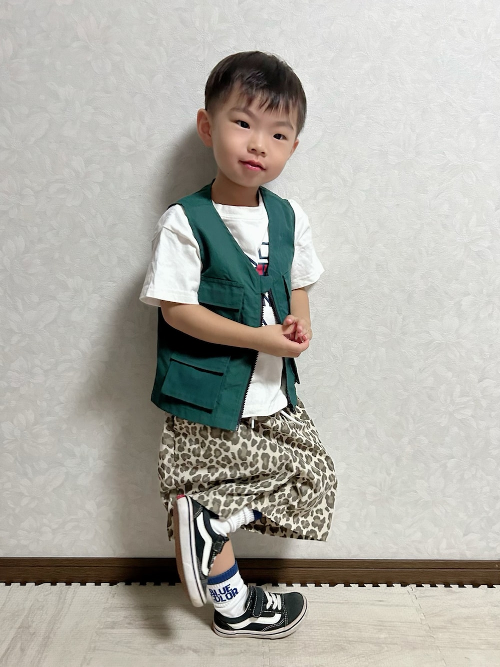 ホワイト系のTシャツ/カットソー、グリーン系のベスト、ベージュ系のその他パンツを着用したキッズの夏コーディネートの4枚目の写真