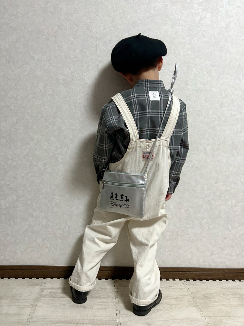 グレー系のシャツ/ブラウス、シルバー系のショルダーバッグ、ホワイト系のサロペット/オーバーオールを着用したキッズの秋コーディネートの5枚目の写真