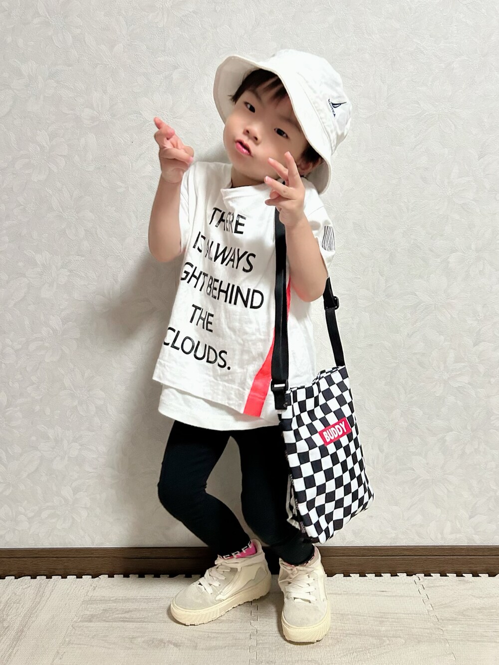 ホワイト系のTシャツ/カットソー、その他のショルダーバッグ、ホワイト系のスニーカーを着用したキッズの夏コーディネートの4枚目の写真