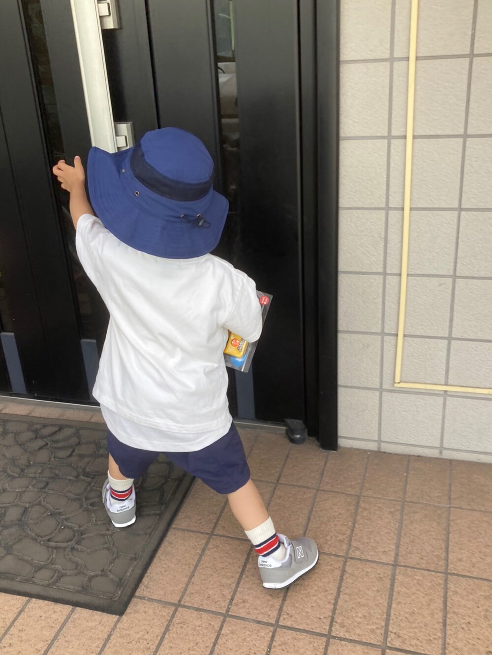 「真夏のアクティブスタイル、リンクコーデ、ニューバランス、スニーカー、アウトドアスタイル、カジュアルコーデ、ロゴT、ショートパンツ、サファリハット、カラーパンツ、白Tシャツ、シンプルコーデ、休日スタイル、バケットハット、プチプラ」|「SHEINの男の子幼児 ツートーン サンハット ネイビーブルー 470円(ハット、ブルー系)」を使った、lenlen23さん(キッズ・90cm)の夏コーディネートの5枚目の写真