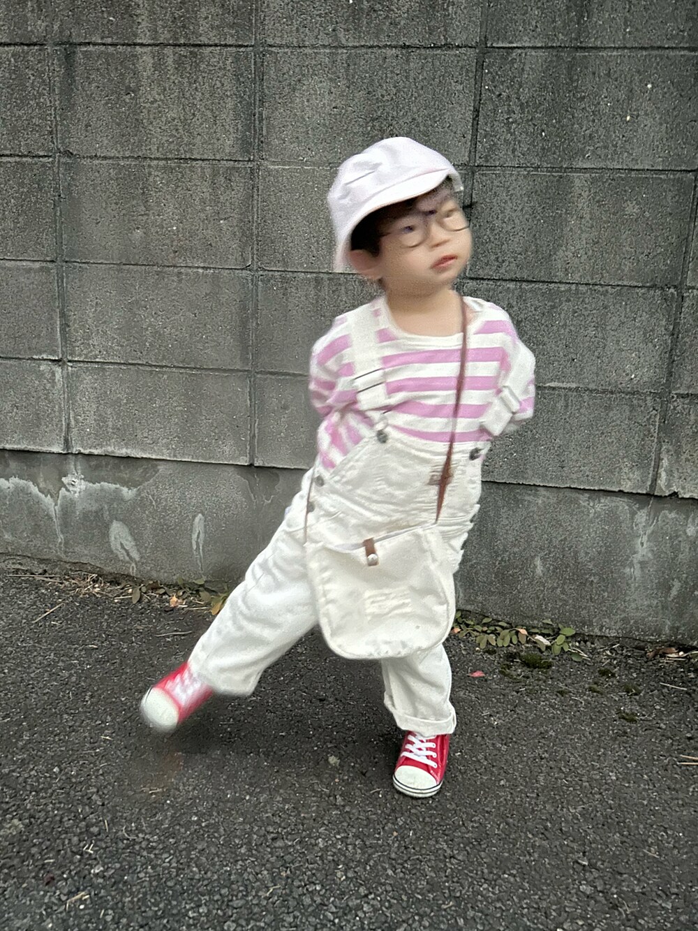 ピンク系のTシャツ/カットソー、ホワイト系のサロペット/オーバーオール、ホワイト系のショルダーバッグを着用したキッズの春コーディネートの5枚目の写真