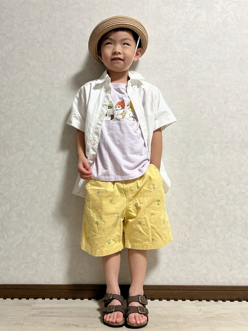 パープル系のTシャツ/カットソー、ホワイト系のシャツ/ブラウス、イエロー系のパンツを着用したキッズの夏コーディネートの3枚目の写真