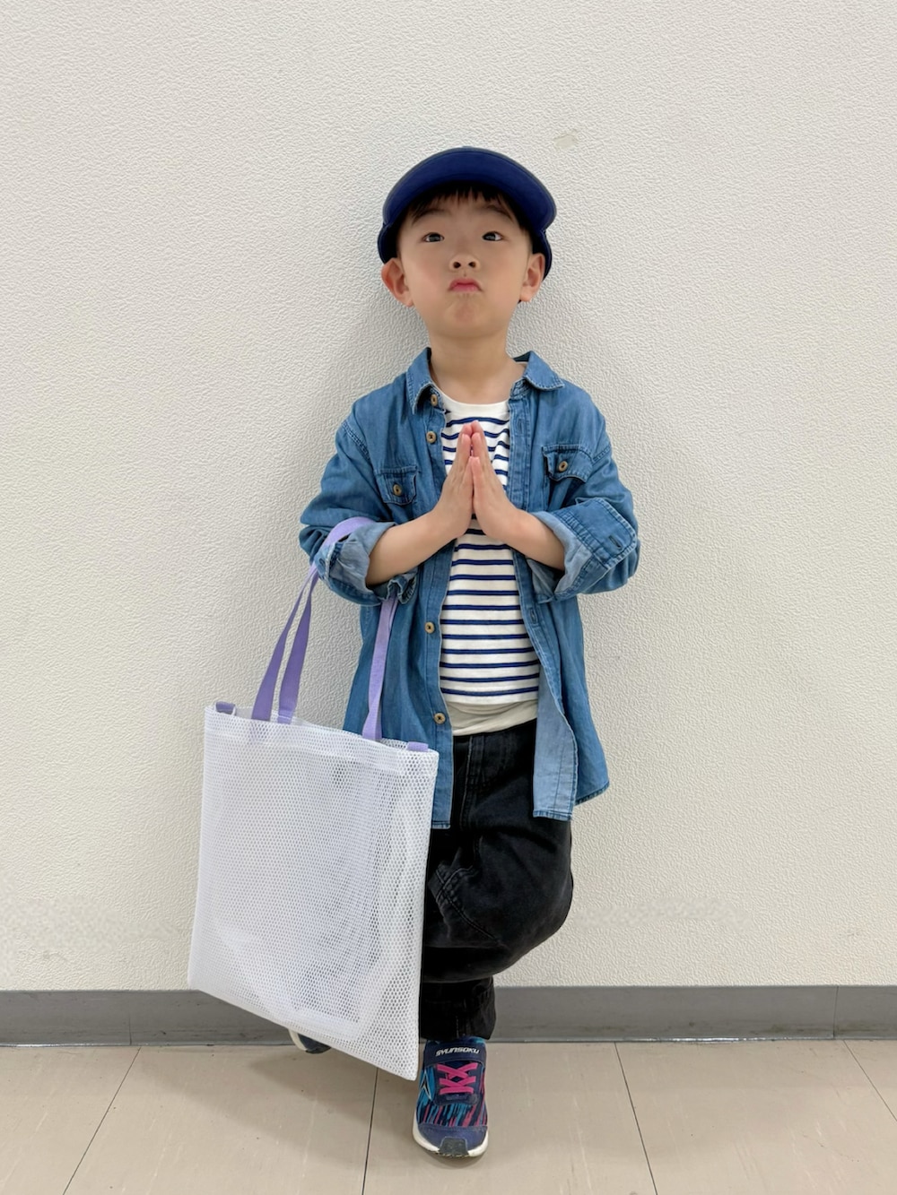 「デニムシャツ、ボーダー、春アウター、春色、きれいめカジュアル、トートバッグ、デニム、デニデニ廻戦、キャップ、古着MIX、デートコーデ、スニーカー、お出かけコーデ、ロンT、デニムオンデニム」｜「'47の【 47Brand / フォーティーセブンブランド 】 '47 CLEAN UP MLB ビッグロゴ刺繍 アジャスタブル キャップ（キャップ、ブルー系）」を使った、lenlen23さん（キッズ・100cm）の春コーディネートの4枚目の写真