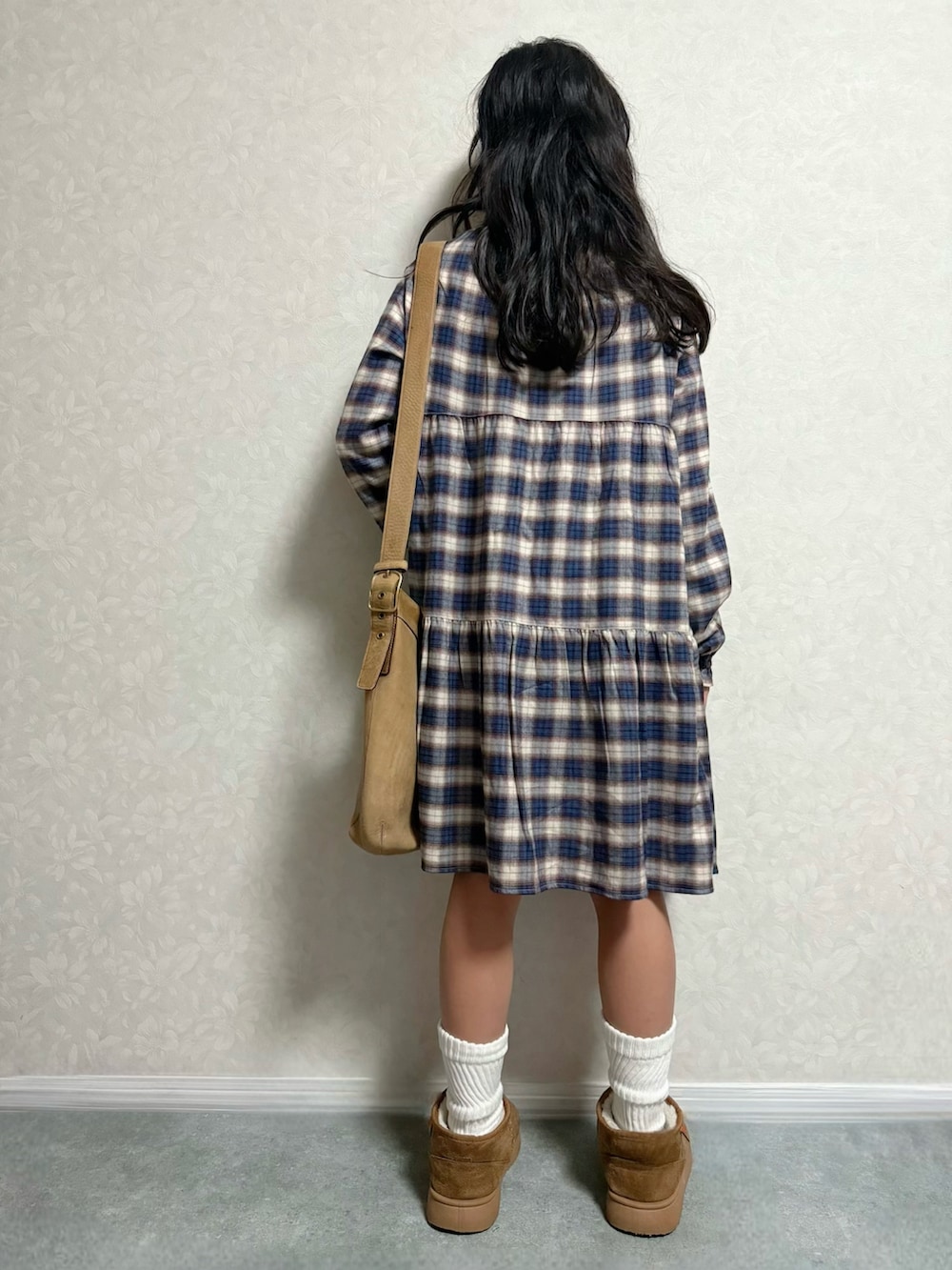 ホワイト系のTシャツ/カットソー、ブルー系のワンピース、ブラウン系のショルダーバッグを着用したキッズの秋コーディネートの2枚目の写真