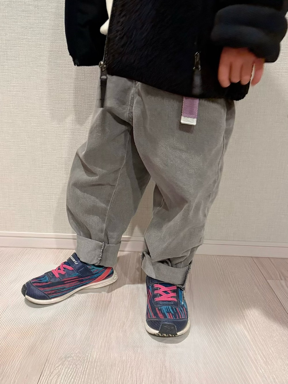 ホワイト系のスニーカー、ホワイト系のスウェット、ブルー系のスニーカーを着用したキッズの冬コーディネートの5枚目の写真