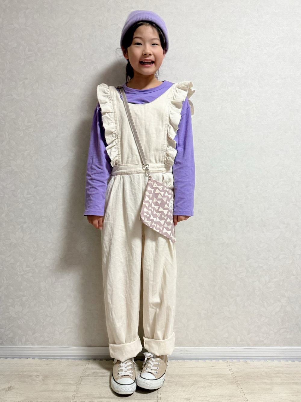 パープル系のTシャツ/カットソー、シルバー系のショルダーバッグ、ピンク系のスニーカーを着用したキッズの春コーディネートの2枚目の写真