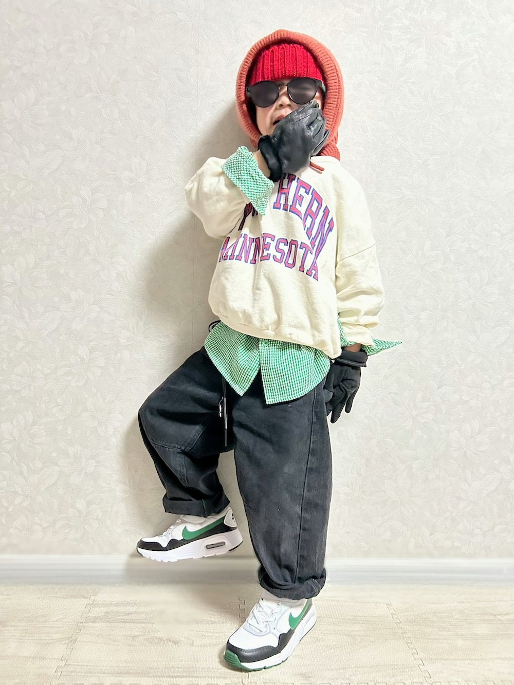 ホワイト系のスウェット、グリーン系のシャツ/ブラウス、グレー系のデニムパンツを着用したキッズの冬コーディネートの3枚目の写真