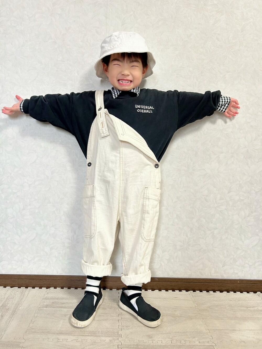 その他のシャツ/ブラウス、ブラック系のスウェット、ホワイト系のサロペット/オーバーオールを着用したキッズの春コーディネートの4枚目の写真