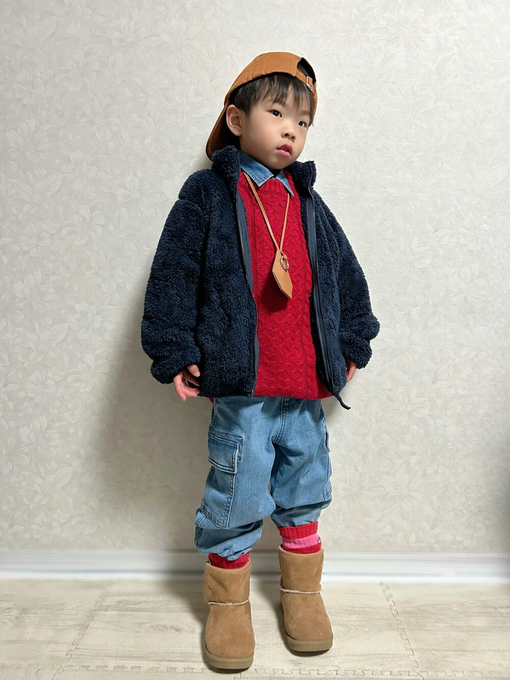 レッド系のニット/セーター、ブルー系のシャツ/ブラウス、ブルー系のブルゾンを着用したキッズの冬コーディネートの3枚目の写真