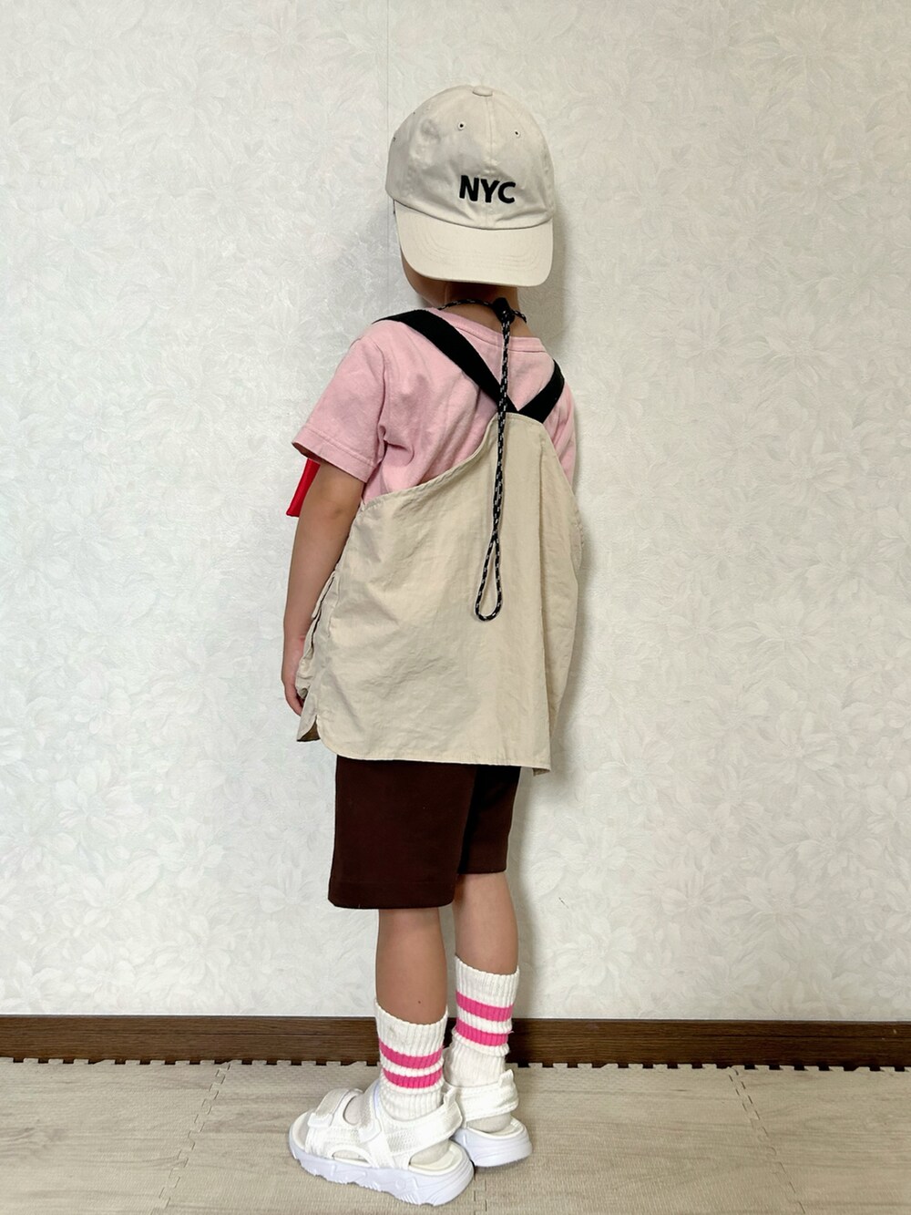 ピンク系のTシャツ/カットソー、ベージュ系のベスト、ブラウン系のパンツを着用したキッズの夏コーディネートの5枚目の写真