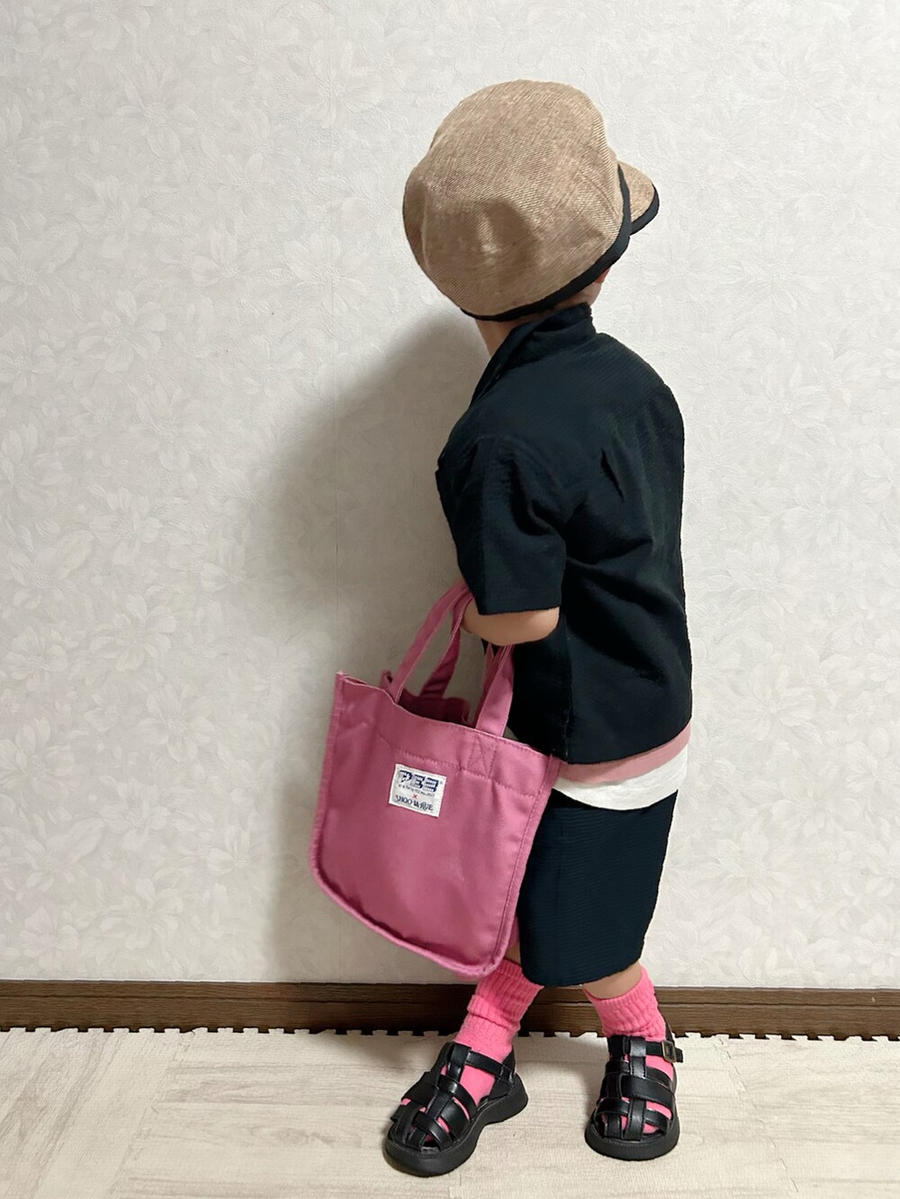 ピンク系のTシャツ/カットソー、ブラック系のシャツ/ブラウス、ブラック系のパンツを着用したキッズの夏コーディネートの4枚目の写真