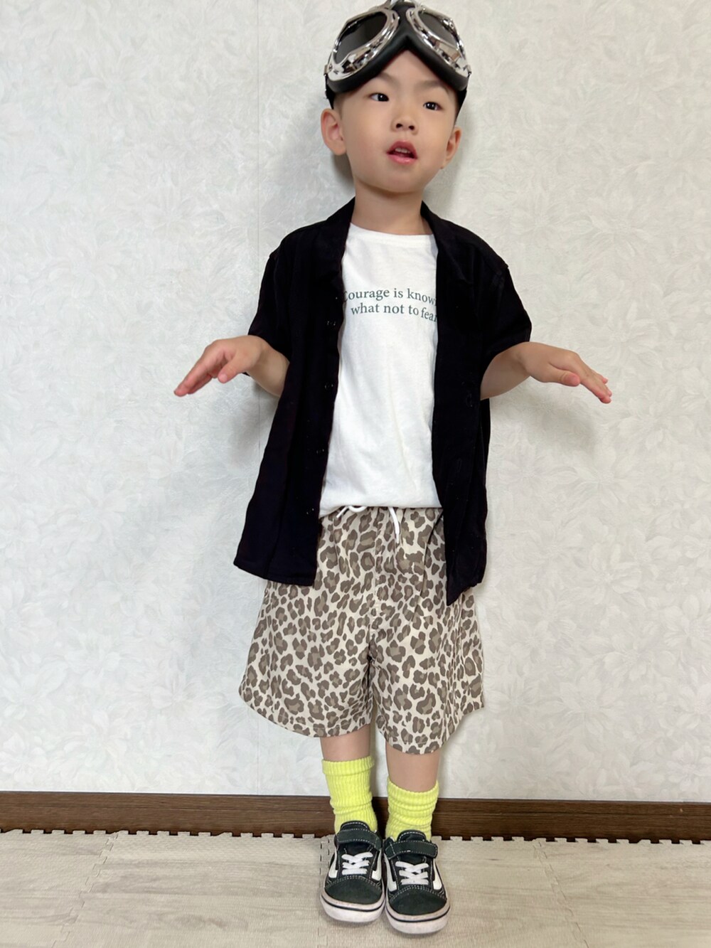 ホワイト系のTシャツ/カットソー、ブラック系のシャツ/ブラウス、ベージュ系のその他パンツを着用したキッズの夏コーディネートの4枚目の写真