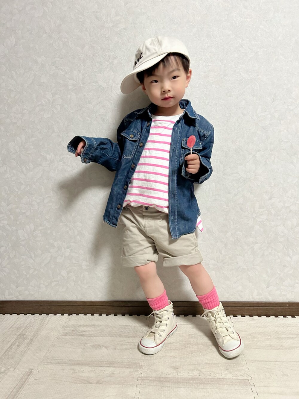ピンク系のTシャツ/カットソー、ブルー系のシャツ/ブラウス、ベージュ系のチノパンツを着用したキッズの春コーディネートの2枚目の写真