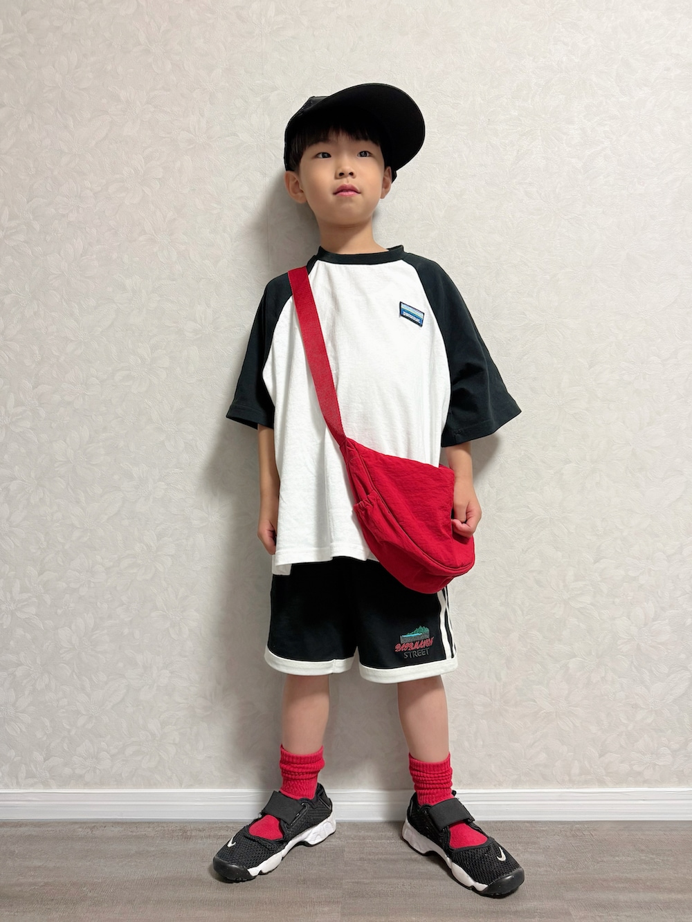 ホワイト系のTシャツ/カットソー、ブラック系のセットアップ、ブラック系のスニーカーを着用したキッズの夏コーディネートの2枚目の写真