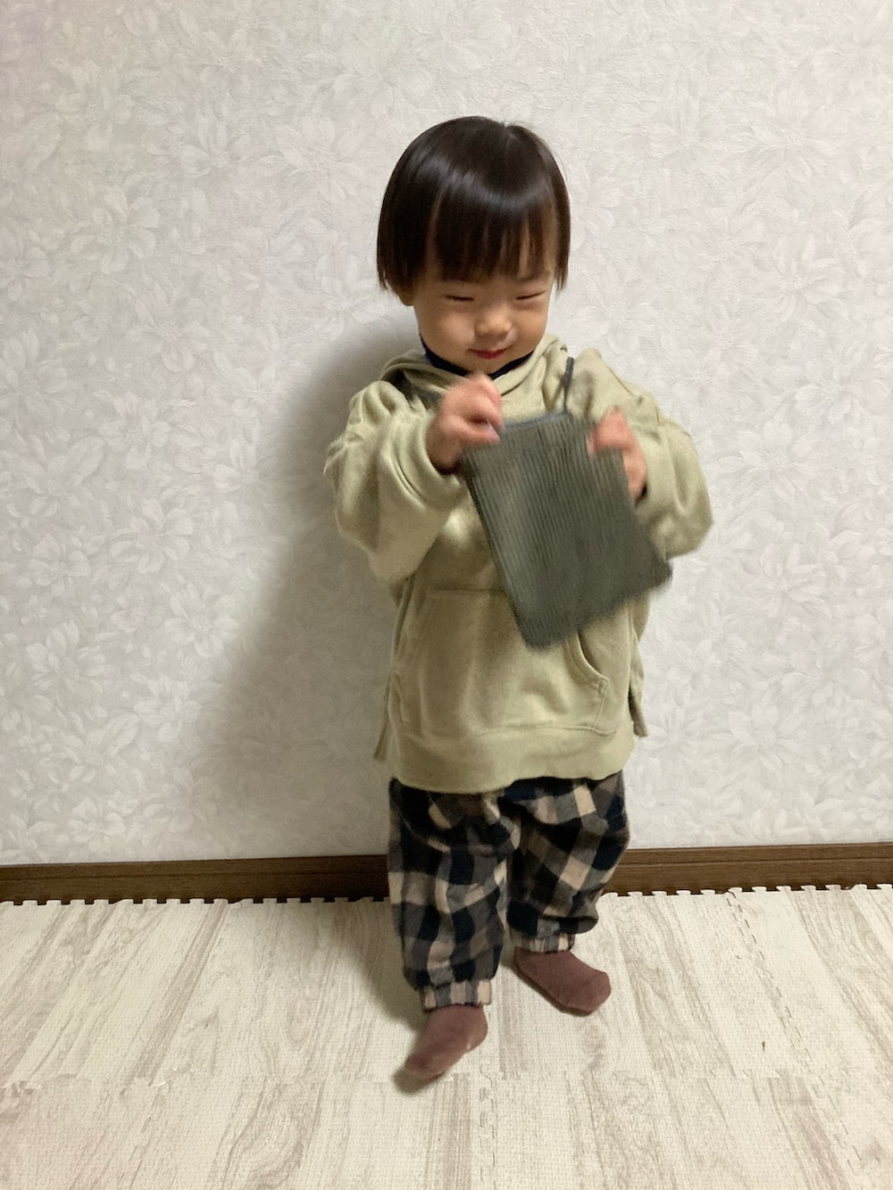 ベージュ系のパーカー、グリーン系のバッグ、ブルー系のニット/セーターを着用したキッズの秋コーディネートの4枚目の写真