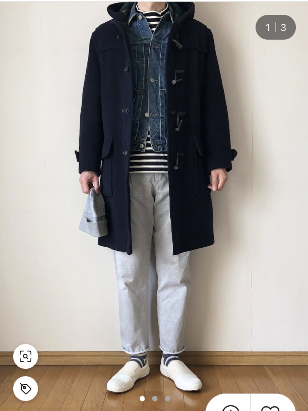 ホワイト系のTシャツ/カットソー、ブルー系のデニムジャケット、グレー系のスウェットパンツを着用したキッズの春コーディネートの2枚目の写真