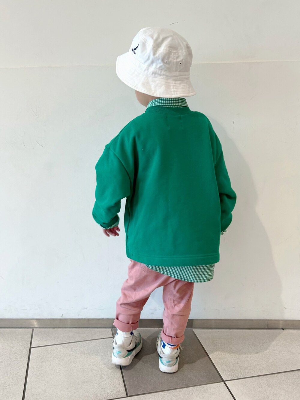 「ストリートフェス2024、ストリート、カジュアルコーデ、バケットハット、ピンク、pink男子部、レイヤードスタイル、produced by CHIYUMI、ロゴスウェット、靴下オタク、春のおしゃ見えテクニック、お出かけコーデ、スウィーツ同盟会、シャツスタイル、春コーデ」｜「NAUTICAの【NAUTICA/ノーティカ】ワンポイント刺繍バケットハット（ハット、ホワイト系）」を使った、lenlen23さん（キッズ・100cm）の春コーディネートの5枚目の写真