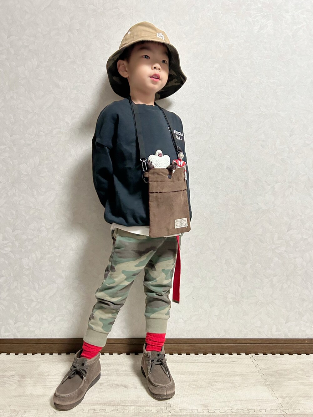 ブラック系のスウェット、その他のスウェットパンツ、ブラウン系のモカシン/デッキシューズを着用したキッズの秋コーディネートの3枚目の写真