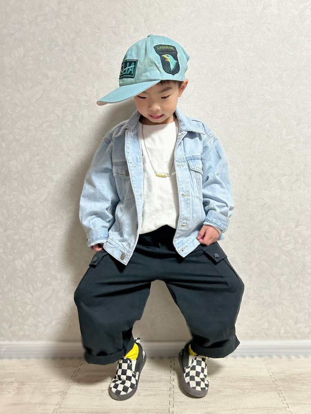 ホワイト系のTシャツ/カットソー、ブルー系のデニムジャケット、ブラック系のカーゴパンツを着用したキッズの冬コーディネートの4枚目の写真
