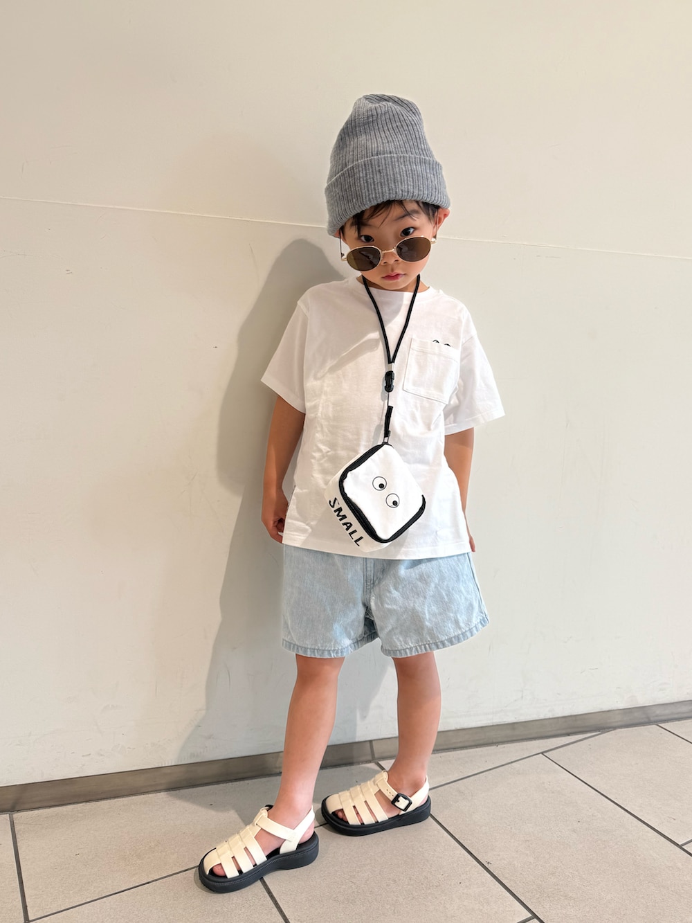 「やっぱり帽子が好き、Tシャツ、白Tシャツ、デニム、ハーフパンツ、ショートパンツ、サンダル、サングラス、ニット帽、カジュアルコーデ、夏コーデ、グルカサンダル、ショルダーバッグ、雨の日コーデ、お出かけコーデ」｜「UNIQLOのミニスクエアポーチ 990円（ポーチ、ホワイト系）」を使った、lenlen23さん（キッズ・110cm）の春コーディネートの3枚目の写真