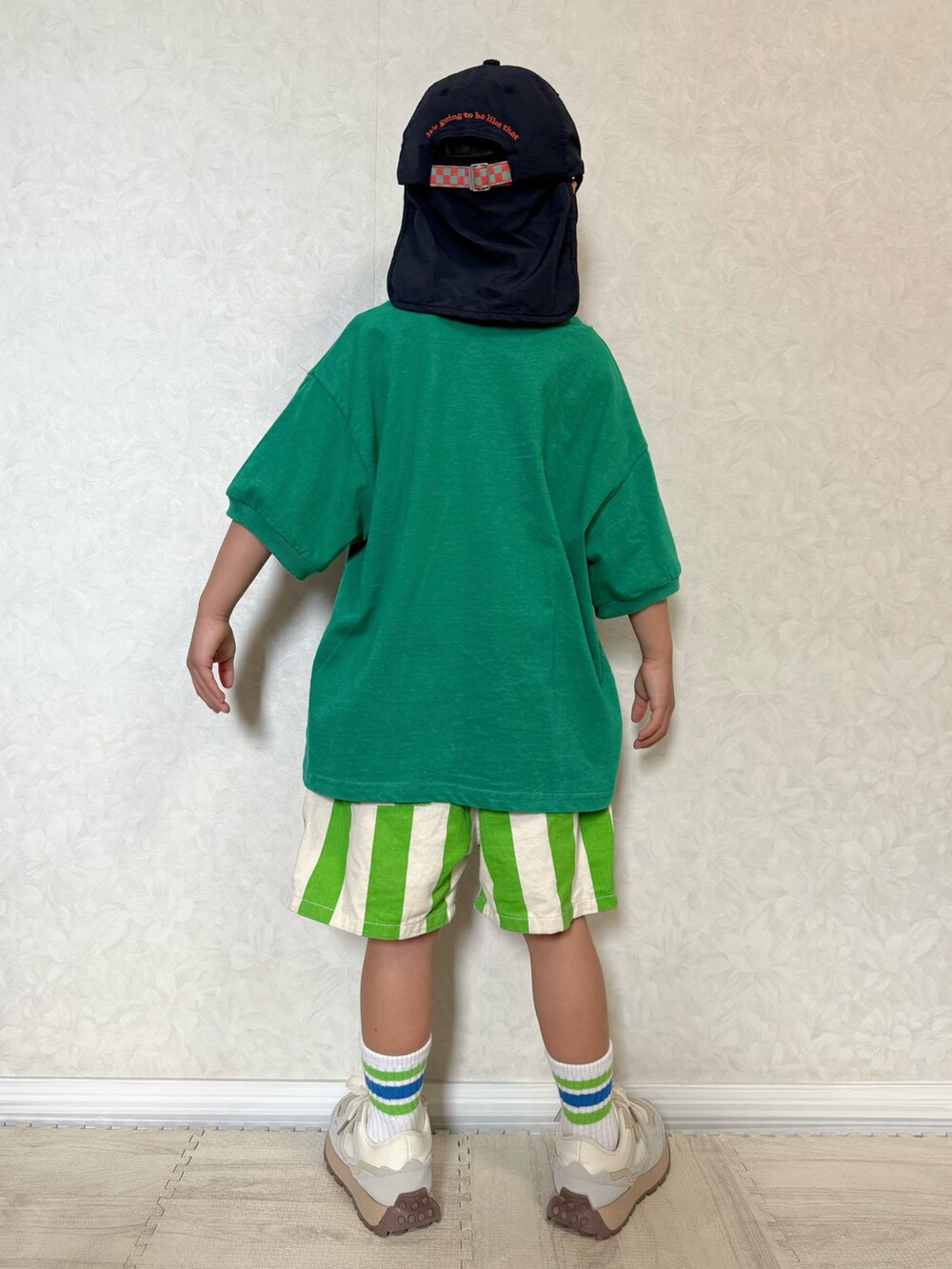 グリーン系のその他パンツ、ホワイト系のスニーカー、グリーン系のTシャツ/カットソーを着用したキッズの夏コーディネートの5枚目の写真