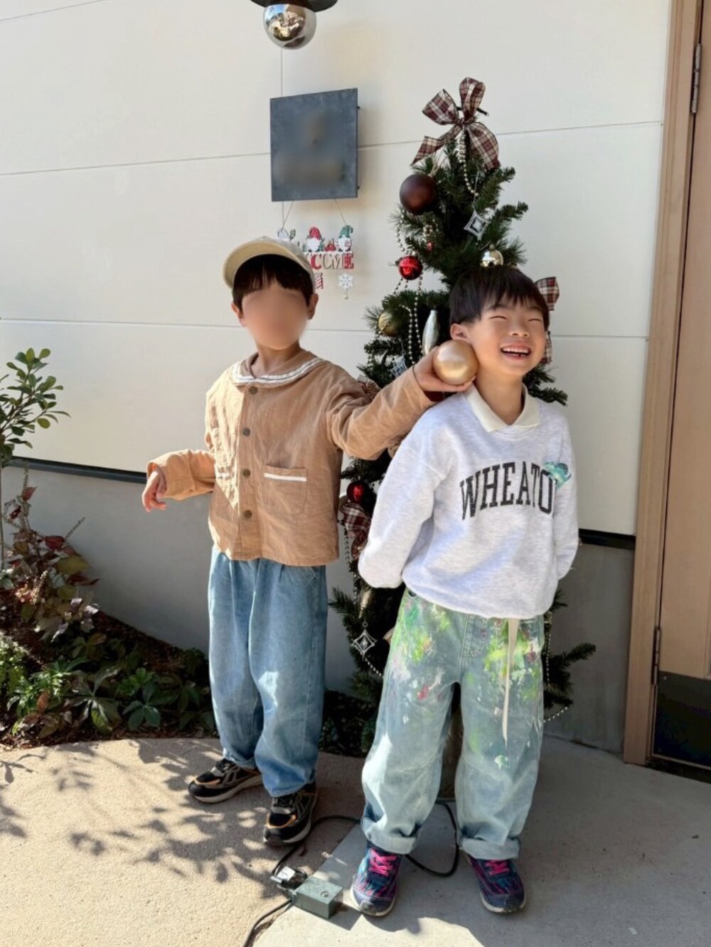 ピンク系のトートバッグ、グリーン系のスリッポン、グレー系のスウェットを着用したキッズの冬コーディネートの2枚目の写真